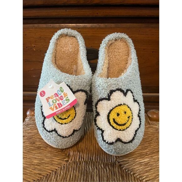 Peace Love & Vibes Women’s Slippers Floral Happy Face Sz S (5-6)NWT - Picture 1 of 5